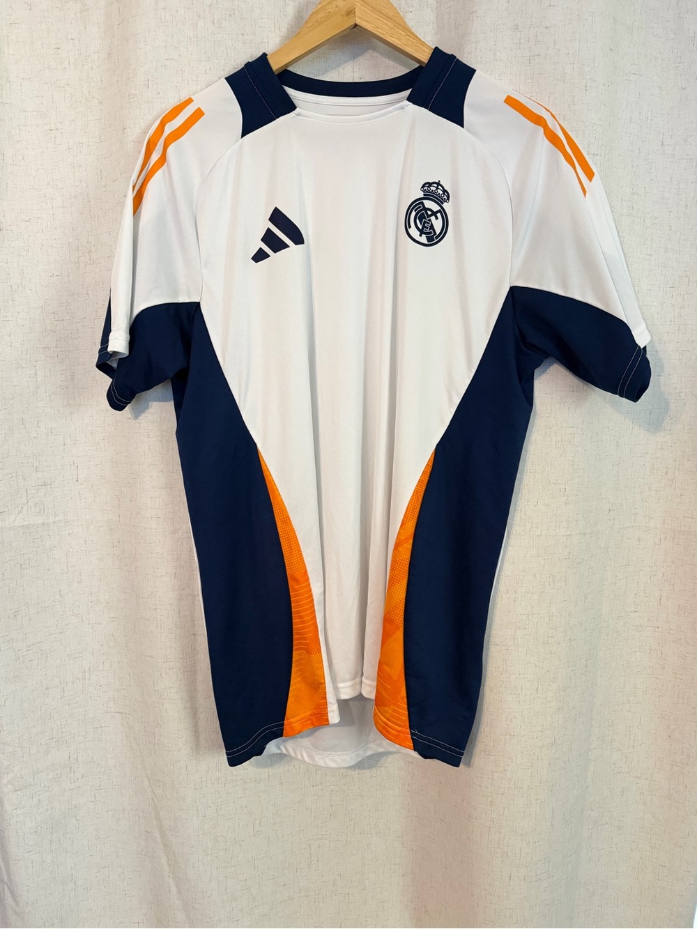 REAL MADRID TIRO 24
COMPETITION
TRAINING JERSEY